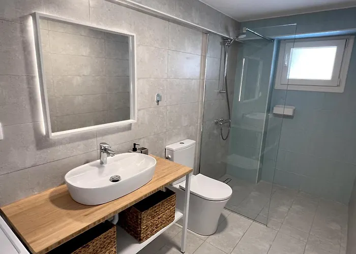 Minimalist Seaside With Private Patio And Parking - Blue Zone Homes *